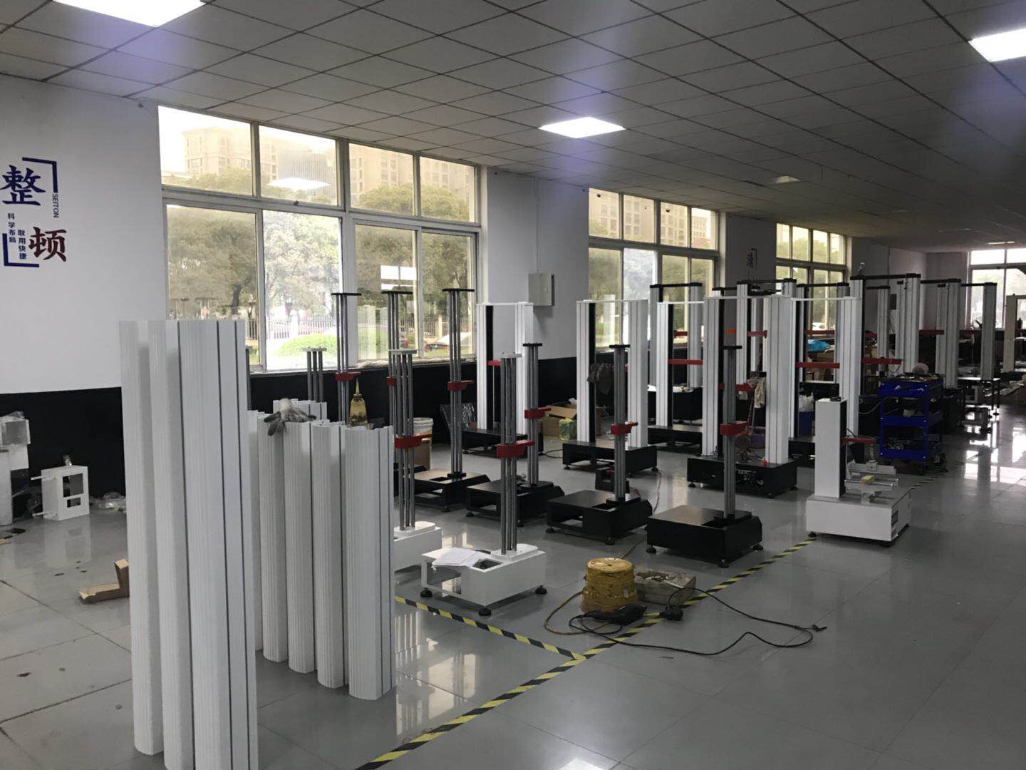 電子萬(wàn)能材料試驗(yàn)機(jī)在存放和操作時(shí)需注意的事